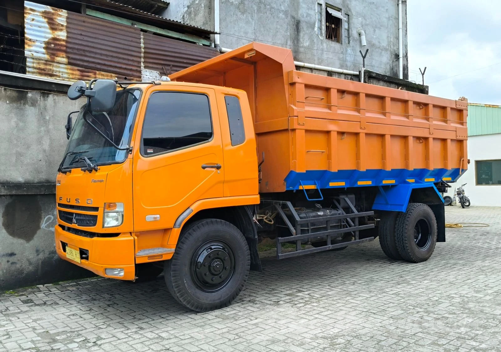 Mitsubishi Fuso Engkel Dump Truck 2021